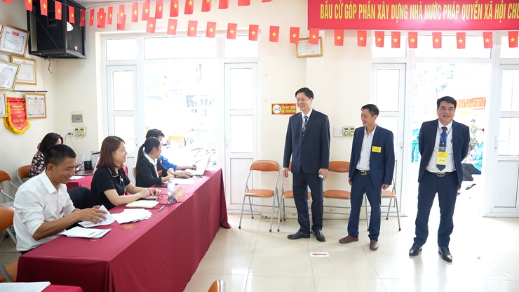 Đồng chí Bí Thư Đảng uỷ xã đi kiểm tra tiến độ bầu cử trên địa bàn xã- Ảnh 3.