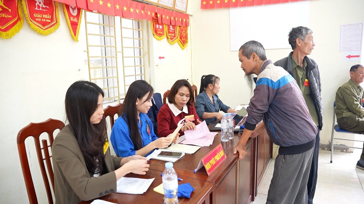 Tuổi trẻ xã Dương Hoà phát huy tinh thần trách nhiệm, tích cực hỗ trợ công tác bầu cử trên địa bàn- Ảnh 5.