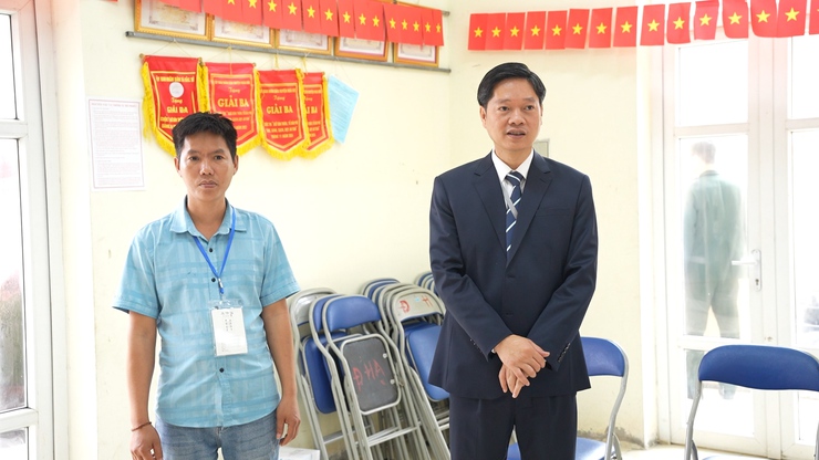 Đồng chí Bí Thư Đảng uỷ xã đi kiểm tra tiến độ bầu cử trên địa bàn xã- Ảnh 4.