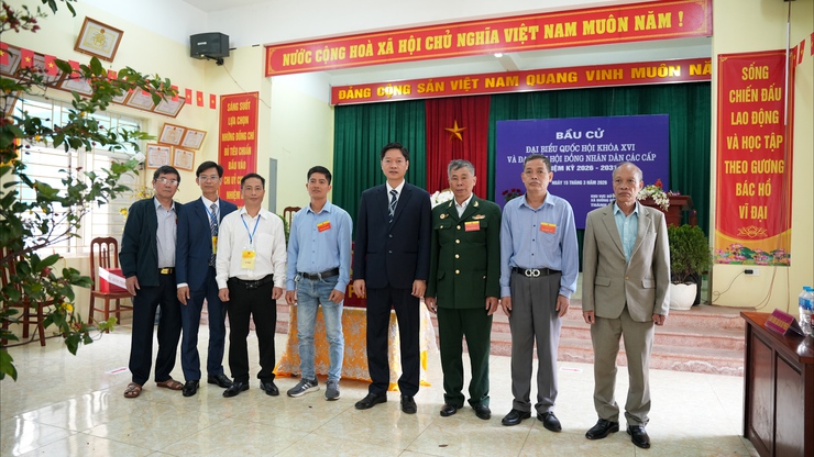 Đồng chí Bí Thư Đảng uỷ xã đi kiểm tra tiến độ bầu cử trên địa bàn xã- Ảnh 5.