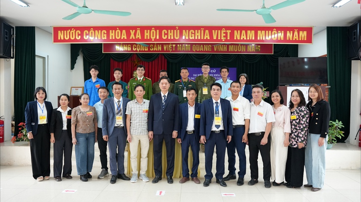 Đồng chí Bí Thư Đảng uỷ xã đi kiểm tra tiến độ bầu cử trên địa bàn xã- Ảnh 7.