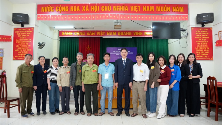 Đồng chí Bí Thư Đảng uỷ xã đi kiểm tra tiến độ bầu cử trên địa bàn xã- Ảnh 8.