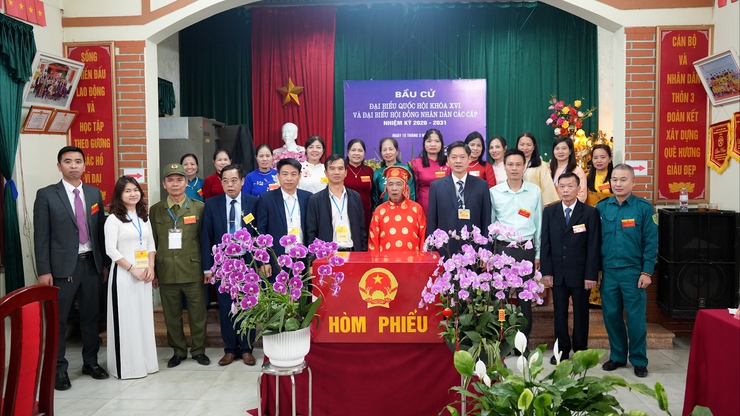 Đồng chí Bí Thư Đảng uỷ xã đi kiểm tra tiến độ bầu cử trên địa bàn xã- Ảnh 9.