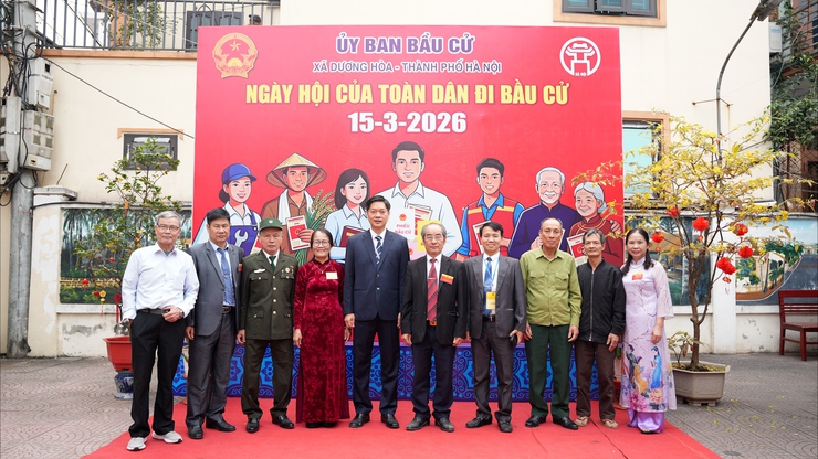 Đồng chí Bí Thư Đảng uỷ xã đi kiểm tra tiến độ bầu cử trên địa bàn xã- Ảnh 10.