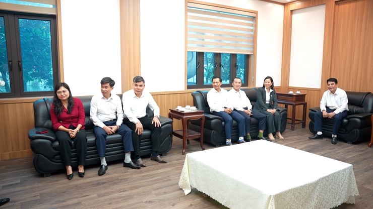 Đồng chí Nguyễn Quang Đức - Ủy viên Trung ương Đảng, Phó Trưởng Ban Tuyên giáo và Dân vận Trung ương kiểm tra công tác bầu cử tại xã Dương Hoà- Ảnh 2.