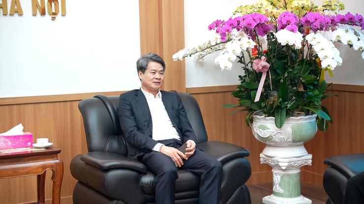 Đồng chí Nguyễn Quang Đức - Ủy viên Trung ương Đảng, Phó Trưởng Ban Tuyên giáo và Dân vận Trung ương kiểm tra công tác bầu cử tại xã Dương Hoà- Ảnh 4.