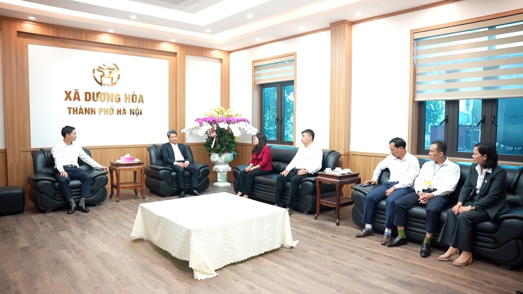 Đồng chí Nguyễn Quang Đức - Ủy viên Trung ương Đảng, Phó Trưởng Ban Tuyên giáo và Dân vận Trung ương kiểm tra công tác bầu cử tại xã Dương Hoà- Ảnh 1.