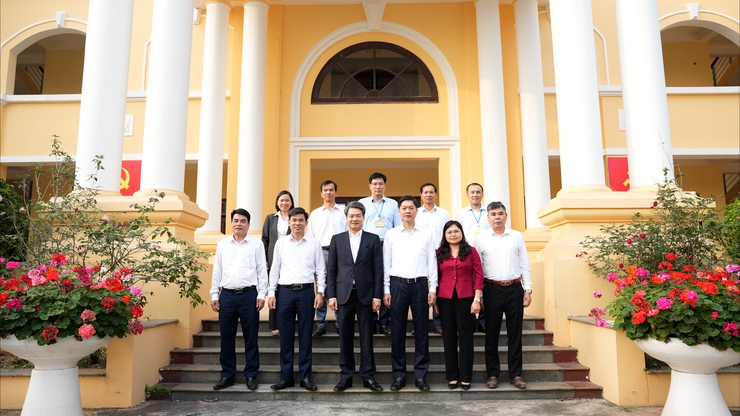 Đồng chí Nguyễn Quang Đức - Ủy viên Trung ương Đảng, Phó Trưởng Ban Tuyên giáo và Dân vận Trung ương kiểm tra công tác bầu cử tại xã Dương Hoà- Ảnh 6.