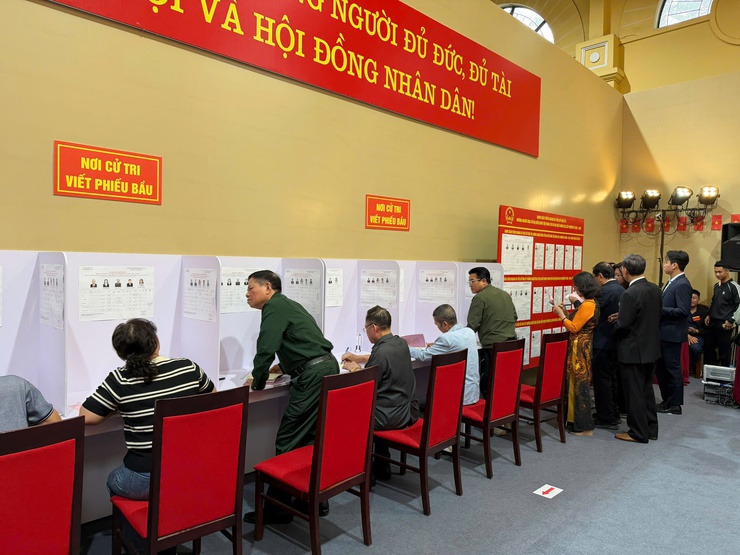 Cử tri phường Ba Đình nô nức, phấn khởi trong Ngày hội lớn của toàn dân- Ảnh 13.