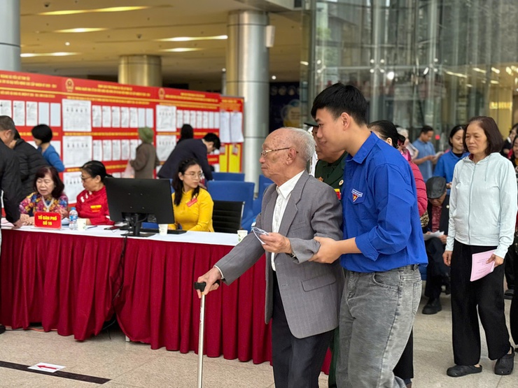 Cử tri phường Ba Đình nô nức, phấn khởi trong Ngày hội lớn của toàn dân- Ảnh 7.