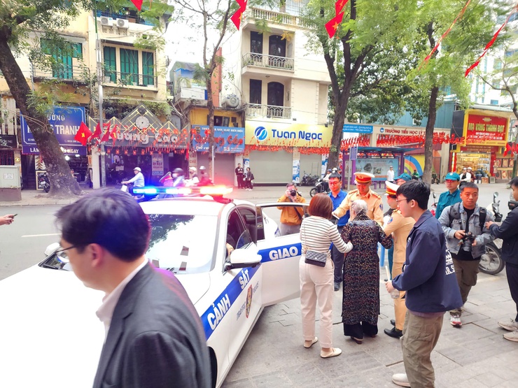 Cử tri phường Ba Đình nô nức, phấn khởi trong Ngày hội lớn của toàn dân- Ảnh 15.