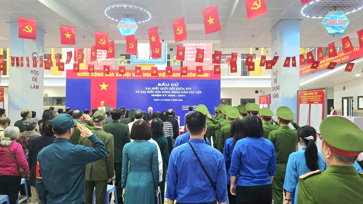 Cử tri phường Ba Đình nô nức, phấn khởi trong Ngày hội lớn của toàn dân- Ảnh 2.