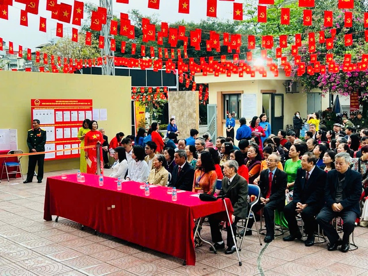 Cử tri phường Ba Đình nô nức, phấn khởi trong Ngày hội lớn của toàn dân- Ảnh 20.