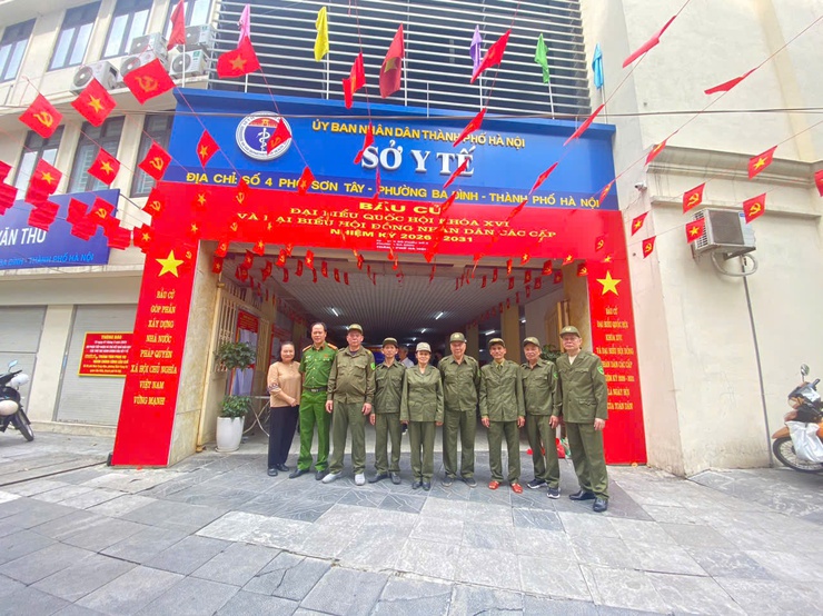 Cử tri phường Ba Đình nô nức, phấn khởi trong Ngày hội lớn của toàn dân- Ảnh 17.