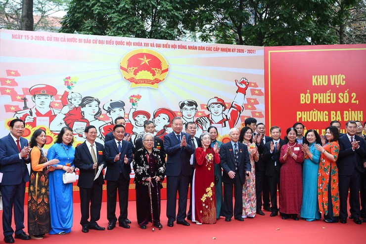 Cử tri phường Ba Đình nô nức, phấn khởi trong Ngày hội lớn của toàn dân- Ảnh 1.