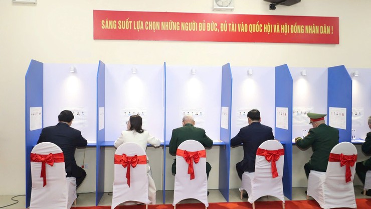 Thủ tướng Chính phủ Phạm Minh Chính bỏ phiếu tại Khu vực bầu cử số 21, phường Tây Hồ- Ảnh 6.