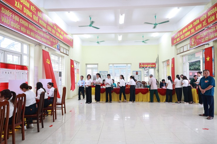 Không khí bầu cử tại xã Ứng Thiên sôi nổi, nhiều thôn đạt 100% cử tri tham gia bỏ phiếu- Ảnh 1.