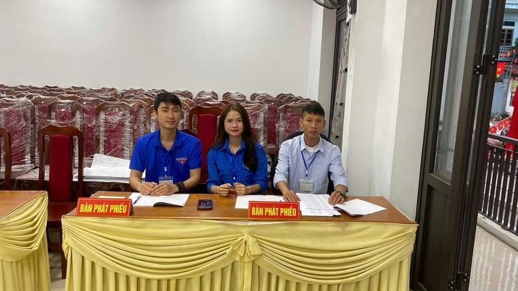 ĐOÀN VIÊN, THANH NIÊN XÃ HƯNG ĐẠO TÍCH CỰC HỖ TRỢ TẠI CÁC ĐIỂM BỎ PHIẾU- Ảnh 1.