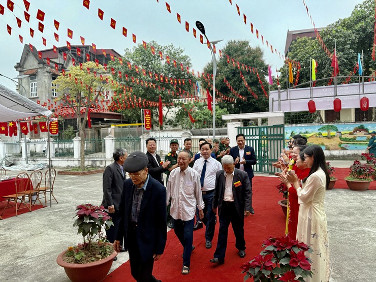 Bí thư Đảng ủy xã Nguyễn Tiến Toàn dự khai mạc bầu cử đại biểu Quốc hội và HĐND các cấp tại Tổ bỏ phiếu số 23, Cụm 4 Thọ Xuân- Ảnh 1.