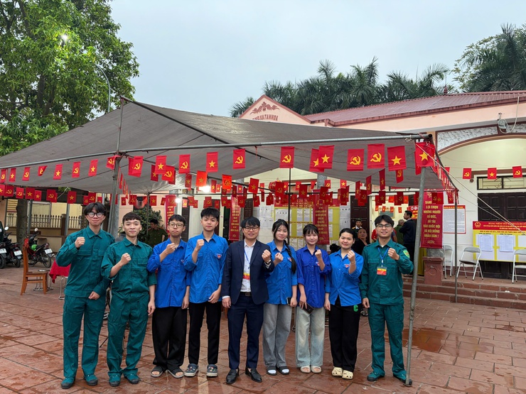 ĐOÀN VIÊN, THANH NIÊN XÃ HƯNG ĐẠO TÍCH CỰC HỖ TRỢ TẠI CÁC ĐIỂM BỎ PHIẾU- Ảnh 2.