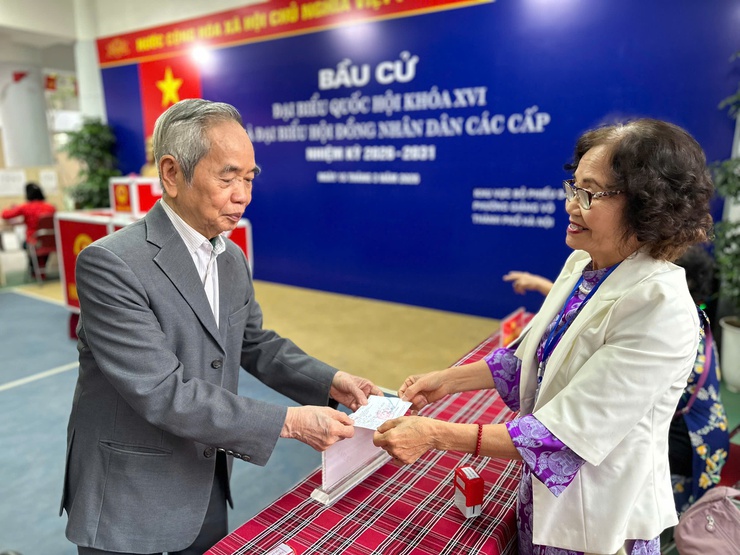 Cử tri phường Giảng Võ nô nức thực hiện quyền bầu cử- Ảnh 3.