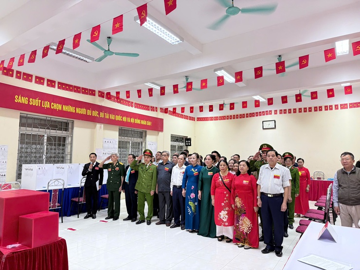 Trực tiếp: Không khí ngày hội toàn dân đi bỏ phiếu tại các điểm bầu cử trên địa bàn phường Từ Liêm- Ảnh 41.