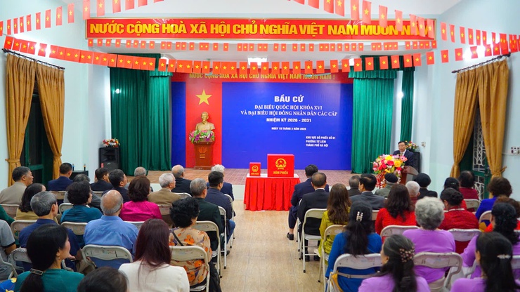 Trực tiếp: Không khí ngày hội toàn dân đi bỏ phiếu tại các điểm bầu cử trên địa bàn phường Từ Liêm- Ảnh 4.