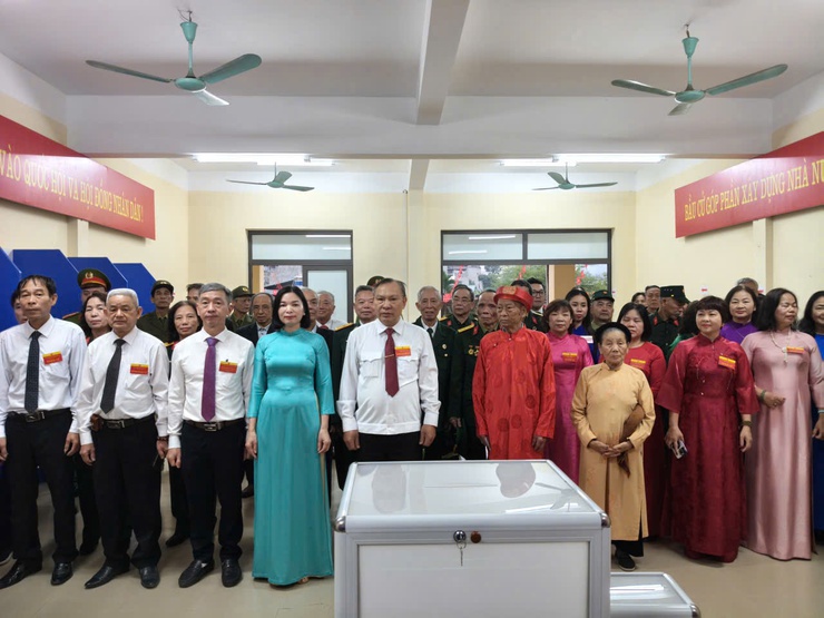 Phường Phú Thượng đồng loạt khai mạc bầu cử tại 16 khu vực bỏ phiếu – cử tri nô nức tham gia Ngày hội toàn dân- Ảnh 6.