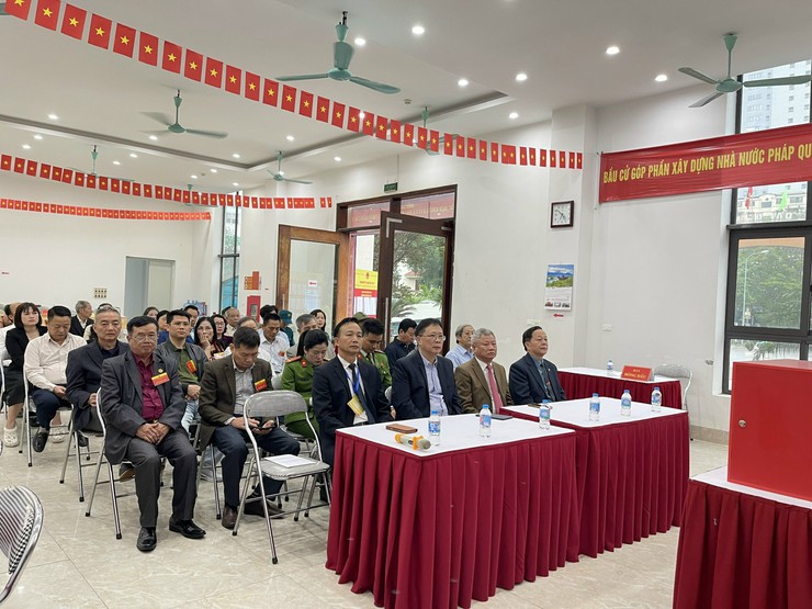 Trực tiếp: Không khí ngày hội toàn dân đi bỏ phiếu tại các điểm bầu cử trên địa bàn phường Từ Liêm- Ảnh 11.