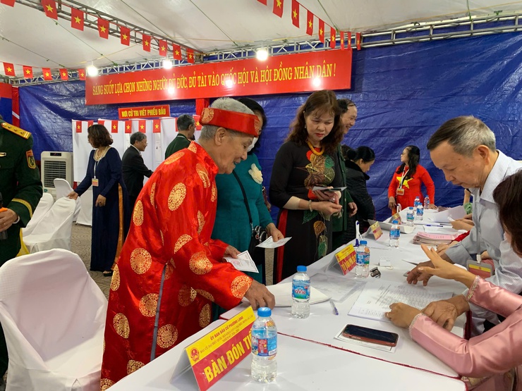 KHÔNG KHÍ TRANG NGHIÊM TRONG GIỜ PHÚT MỞ ĐẦU NGÀY BẦU CỬ TẠI PHƯỜNG LÁNG- Ảnh 9.