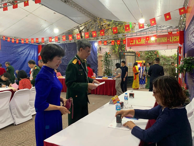 KHÔNG KHÍ TRANG NGHIÊM TRONG GIỜ PHÚT MỞ ĐẦU NGÀY BẦU CỬ TẠI PHƯỜNG LÁNG- Ảnh 12.