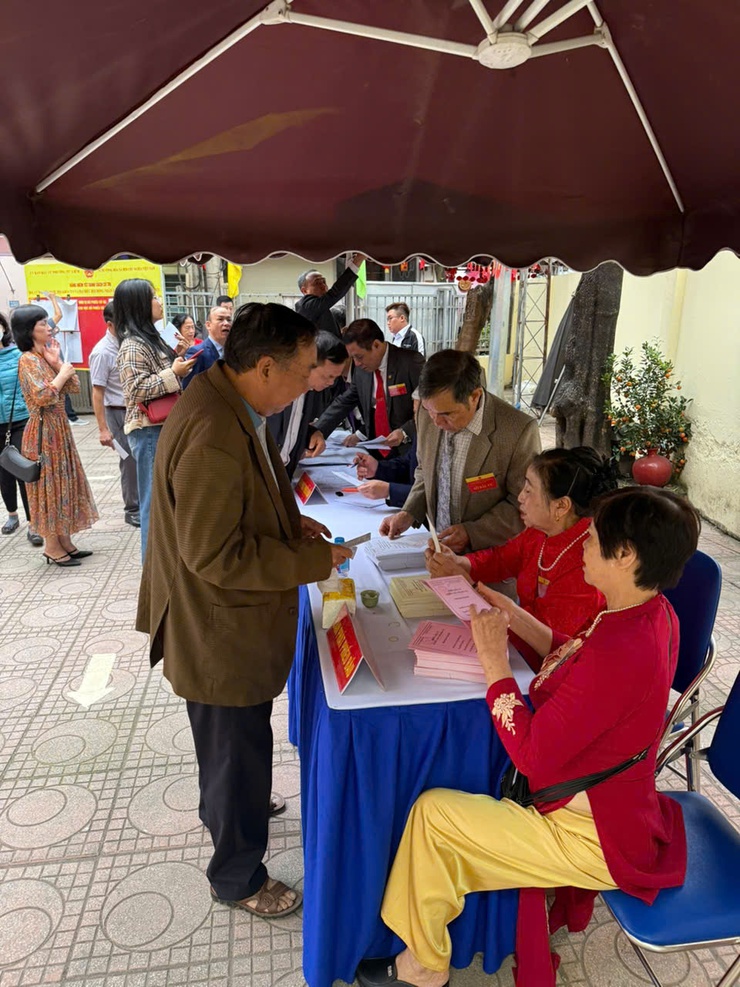 Trực tiếp: Không khí ngày hội toàn dân đi bỏ phiếu tại các điểm bầu cử trên địa bàn phường Từ Liêm- Ảnh 28.