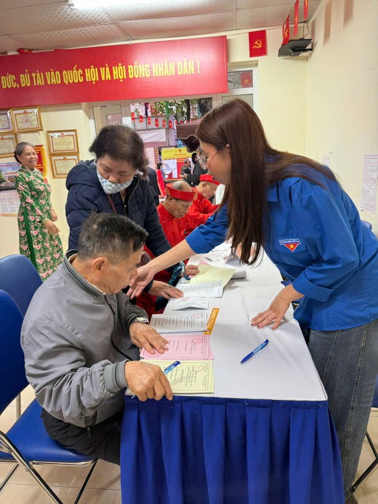 Trực tiếp: Không khí ngày hội toàn dân đi bỏ phiếu tại các điểm bầu cử trên địa bàn phường Từ Liêm- Ảnh 29.