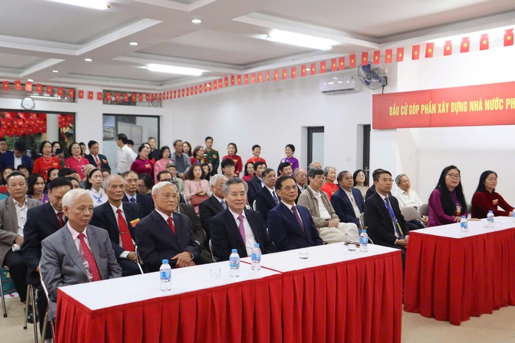 Trực tiếp: Không khí ngày hội toàn dân đi bỏ phiếu tại các điểm bầu cử trên địa bàn phường Từ Liêm- Ảnh 9.