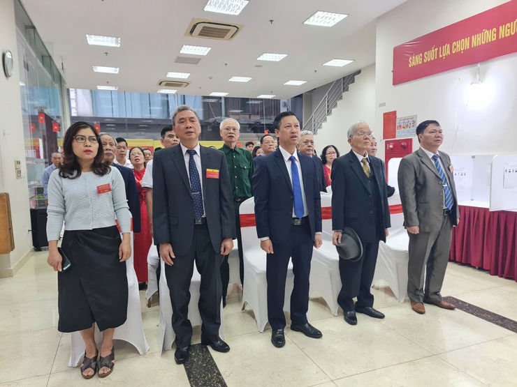 Trực tiếp: Không khí ngày hội toàn dân đi bỏ phiếu tại các điểm bầu cử trên địa bàn phường Từ Liêm- Ảnh 6.