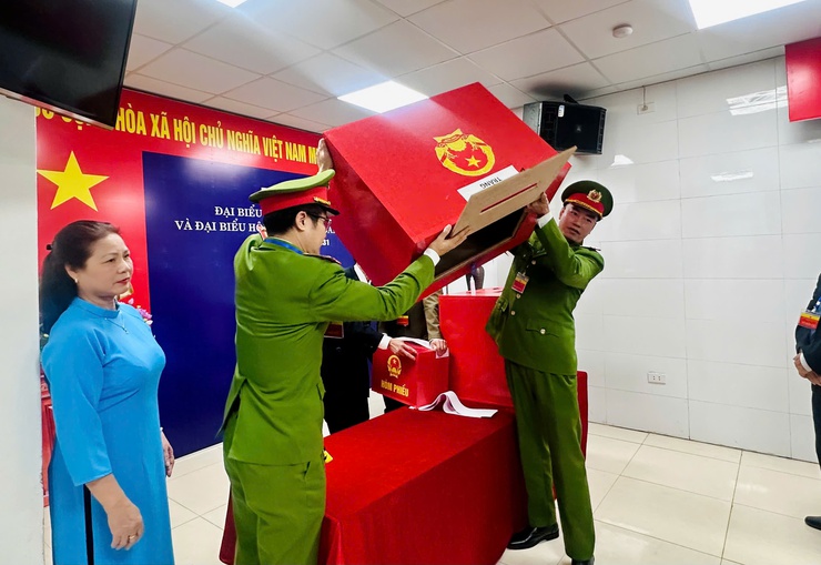 Những hình ảnh đẹp trong Ngày bầu cử tại phường Ngọc Hà- Ảnh 5.