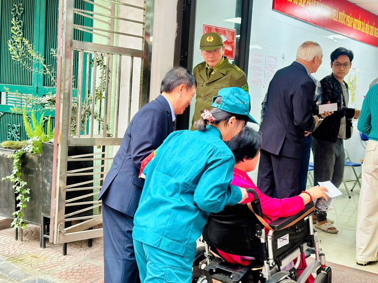 Những hình ảnh đẹp trong Ngày bầu cử tại phường Ngọc Hà- Ảnh 9.