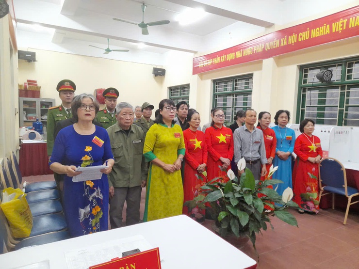 Trực tiếp: Không khí ngày hội toàn dân đi bỏ phiếu tại các điểm bầu cử trên địa bàn phường Từ Liêm- Ảnh 25.