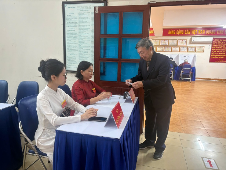 Trực tiếp: Không khí ngày hội toàn dân đi bỏ phiếu tại các điểm bầu cử trên địa bàn phường Từ Liêm- Ảnh 24.