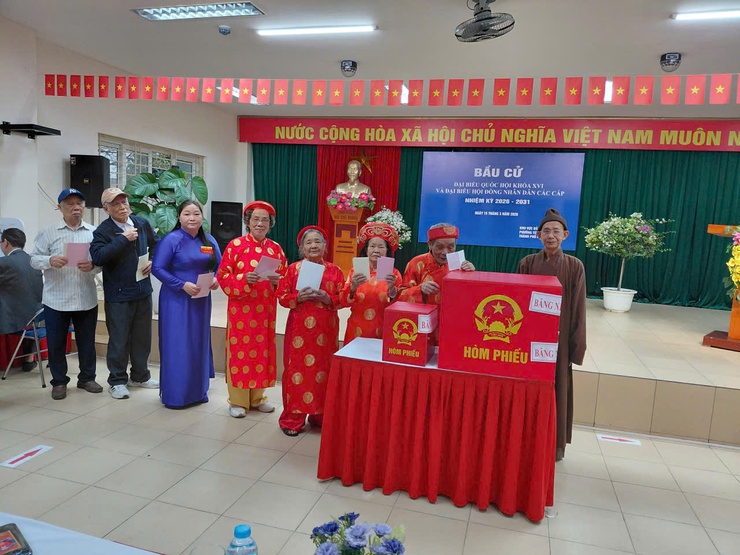 Trực tiếp: Không khí ngày hội toàn dân đi bỏ phiếu tại các điểm bầu cử trên địa bàn phường Từ Liêm- Ảnh 16.