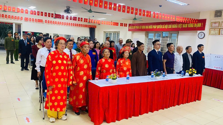 Trực tiếp: Không khí ngày hội toàn dân đi bỏ phiếu tại các điểm bầu cử trên địa bàn phường Từ Liêm- Ảnh 15.