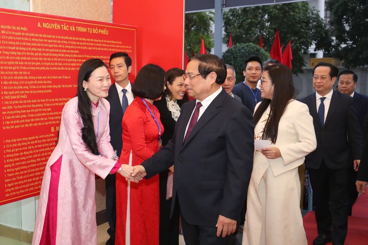 Thủ tướng Chính phủ Phạm Minh Chính bỏ phiếu tại Khu vực bầu cử số 21, phường Tây Hồ- Ảnh 12.