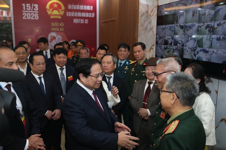 Thủ tướng Chính phủ Phạm Minh Chính bỏ phiếu tại Khu vực bầu cử số 21, phường Tây Hồ- Ảnh 4.