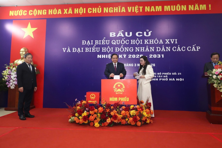 Thủ tướng Chính phủ Phạm Minh Chính bỏ phiếu tại Khu vực bầu cử số 21, phường Tây Hồ- Ảnh 7.