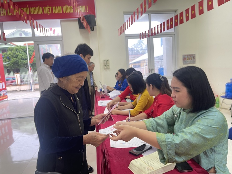 CỬ TRI XÃ ỨNG HÒA PHẤN KHỞI THAM GIA BẦU CỬ- Ảnh 6.