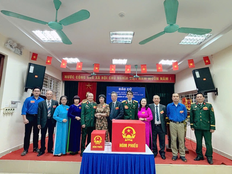 Trực tiếp: Không khí ngày hội toàn dân đi bỏ phiếu tại các điểm bầu cử trên địa bàn phường Từ Liêm- Ảnh 19.