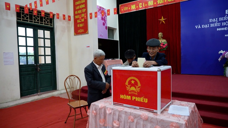 Bí thư Đảng ủy xã Nguyễn Tiến Toàn dự khai mạc bầu cử đại biểu Quốc hội và HĐND các cấp tại Tổ bỏ phiếu số 23, Cụm 4 Thọ Xuân- Ảnh 5.