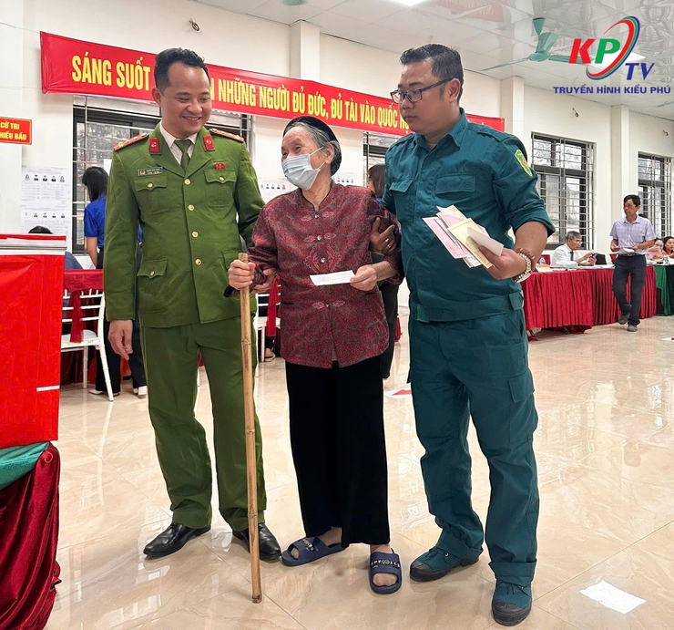 Cử tri xã Kiều Phú tích cực đi bỏ phiếu, tiến độ bầu cử diễn ra đúng quy định- Ảnh 12.