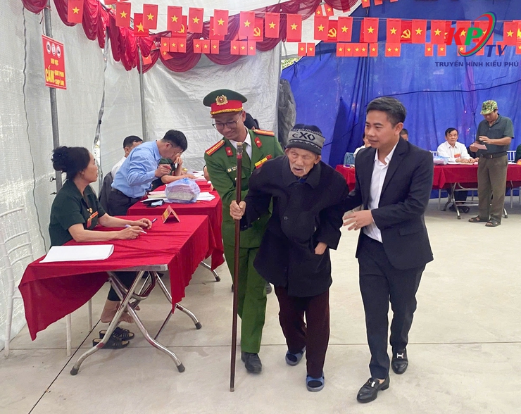 Cử tri xã Kiều Phú tích cực đi bỏ phiếu, tiến độ bầu cử diễn ra đúng quy định- Ảnh 10.