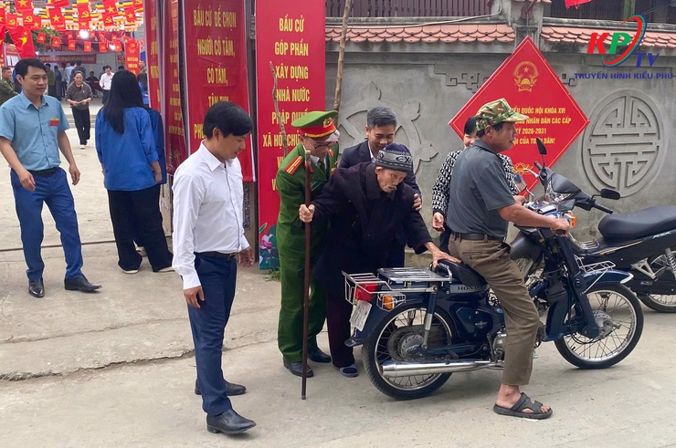 Cử tri xã Kiều Phú tích cực đi bỏ phiếu, tiến độ bầu cử diễn ra đúng quy định- Ảnh 11.